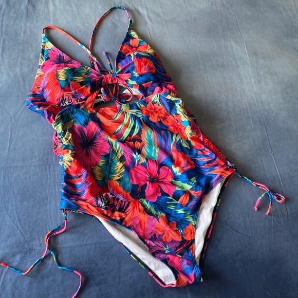 Other - NWOT 2XL bright floral high waisted open tummy swimsuit 🩱